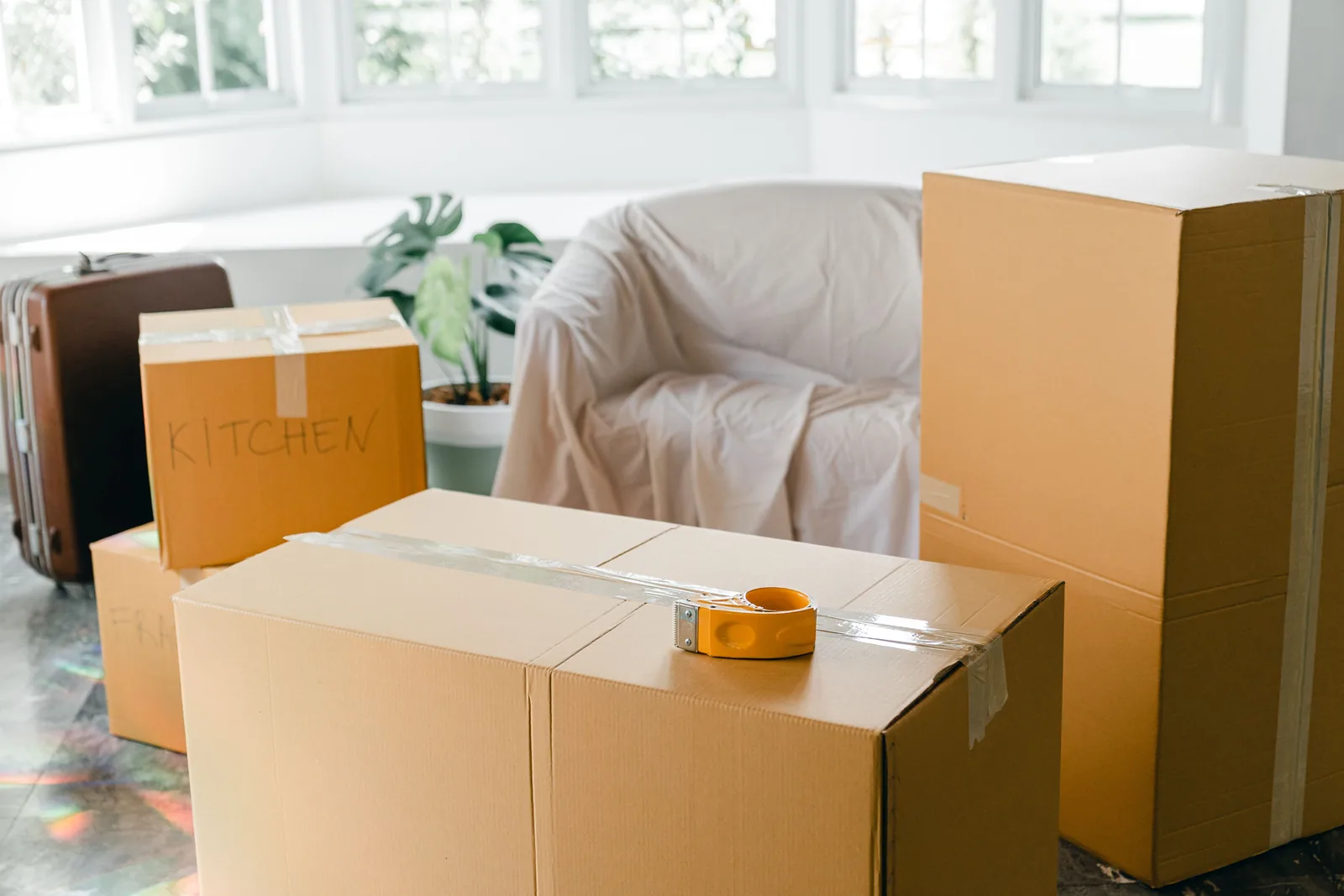 Heller Raum mit gepackten Umzugskartons